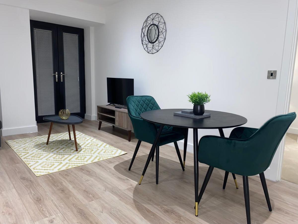Roomotel - Broadoaks Apartments Solihull Esterno foto
